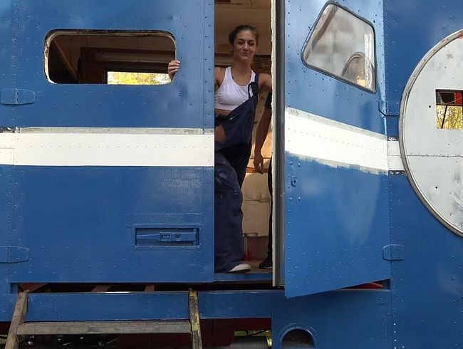 Notgeiles Trailergirl schleppt Typen ab