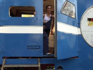 LulluGun Porno Video: Notgeiles Trailergirl schleppt Typen ab